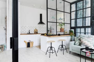 Kuchnia z przeszkleniem w oryginalnym mieszkaniu przy parku w Łodzi