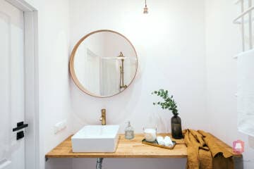 Łazienka z drewnianym blatem i prysznicem w oryginalnym mieszkaniu przy parku w Łodzi