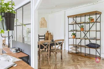 Jadalnia z przeszkleniem w mieszkaniu Urban Farmhouse na poddaszu
