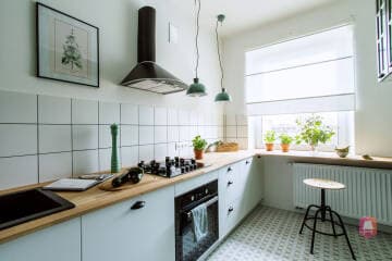 Kuchnia z dużym oknem i hokerami - apartament 