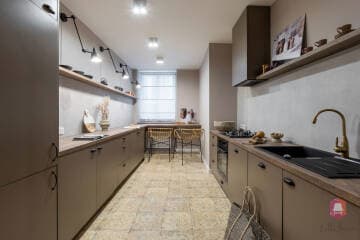 Kuchnia z drewnianymi blatami w mieszkaniu Orient Desert na sprzedaż w Łodzi Przestronna kuchnia w oddzielnym pokoju - apartament Orient Desert w Łodzi
