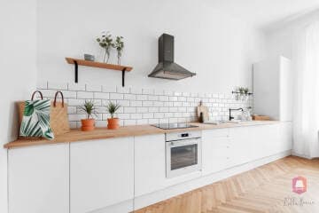 Kuchnia ścienna z płytą indukcyjną - mieszkanie w stylu Urban Jungle