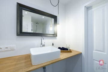 Łazienka z prysznicem w apartamencie z antresolą w bloku