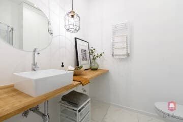 Łazienka z prysznicem w mieszkaniu w kamienicy przy parku w Łodzi