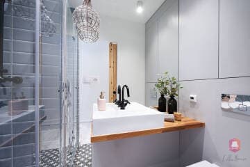 Elegancka łazienka z prysznicem w mieszkaniu w stylu podróżniczym w łodzi