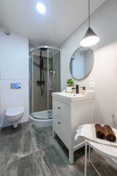 Łazienka z prysznicem w mieszkaniu Urban Scandi na sprzedaż w Łdzi