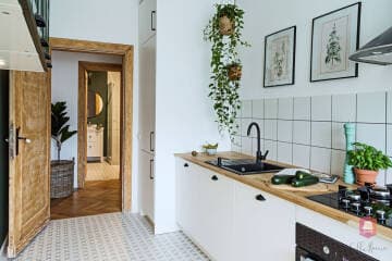 Biała kuchnia apartamentu 