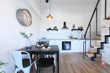 Kuchnia z jadalnią w apartamencie z antresolą w bloku