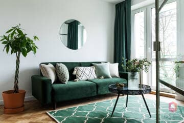 Salon z zielonym motywem w apartamencie 