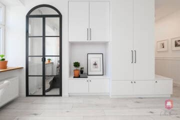 Przestrzeń do przechowywania w pokoju dziennym mieszkania w kamienicy przy parku w Łodzi