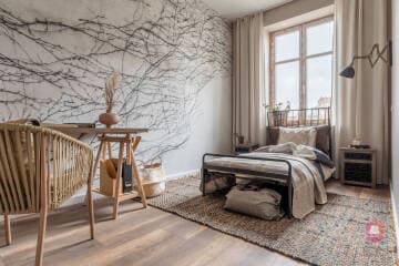 Pokój gościnny z biurkiem w apartamencie Orient Desert na sprzedaż w Łodzi Pokój gościnny z przepiękną tapetą i dużymi oknami - apartament Orient Desert