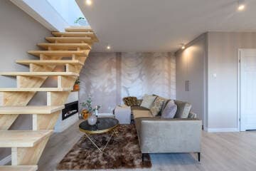 Salon ze schodami na piętro - mieszkanie Urban Scandi w Łodzi