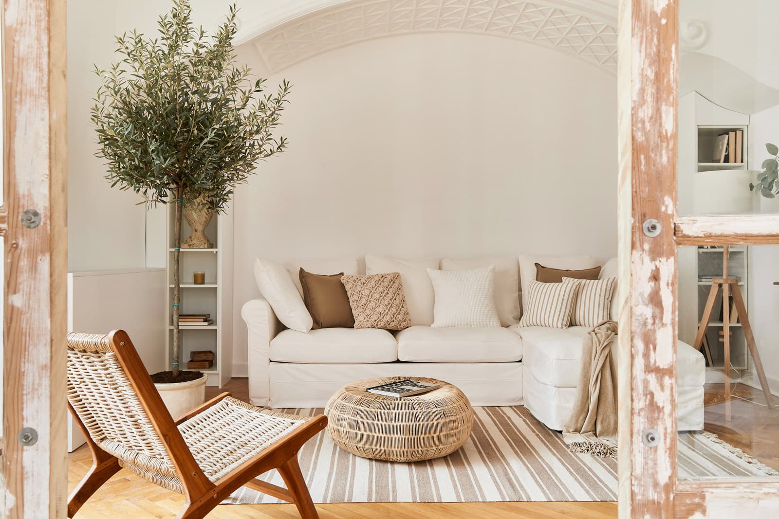 salon mieszkania na sprzedaż - inspirujący artykuł z bloga Lilla Home artykuł blogowy Lilla Home o wnętrzu mieszkania na sprzedaż - California Olive