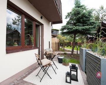 Taras do letniego wypoczynku w mieszkaniu w stylu Toskańskim w Łodzi