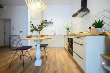 Przestronna kuchnia z jadalnią w mieszkaniu w stylu CountryHouse w Łodzi