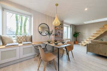 Przestronna Jadalnia w mieszkaniu Urban Scandi w Łodzi