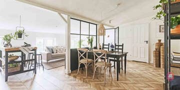 Jasny Pokój dzienny w mieszkaniu Urban Farmhouse w Łodzi