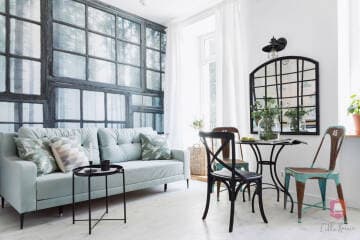 Salon z jadalnią i naturalnym światłem w oryginalnym mieszkaniu przy parku