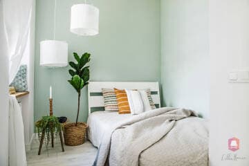 Przytulna sypialnia z zielonymi akcentami - oryginalne mieszkanie przy parku w Łodzi