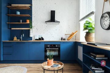 Kuchnia z przewodzącym niebieskim kolorem w mieszkaniu Marine Loft