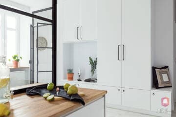 Przestrzeń do przechowywania z białymi frontami w oryginalnym mieszkaniu przy parku