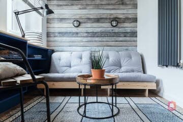 Przytulny salon z nadmorską tapetą w mieszkaniu Marine Loft