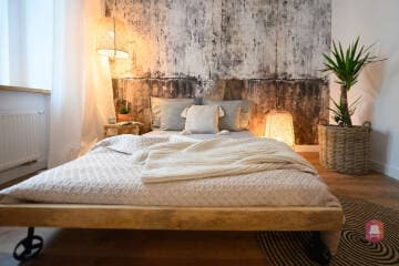 Przytulna sypialnia z tapetą ścienną w mieszkaniu w stylu CountryHouse w Łodzi