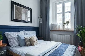 Sypialnia z naturalnym światłem w mieszkaniu Marine Loft