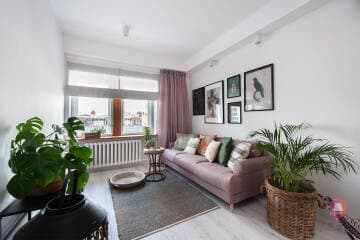 Jasny salon w mieszkaniu w stylu podróżniczym w Łodzi - zaprojektowany przez Lilla Home