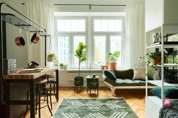Jasne wnętrze apartamentu Green Loft na sprzedaż w Łodzi Pokój dzienny z dużymi oknami w mieszkaniu Green Loft