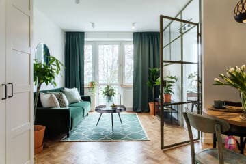 Salon w odcieniach zielenii w apartamencie 