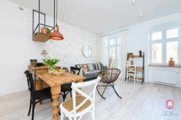 Jasne wnętrze mieszkania w kamienicy przy parku w Łodzi