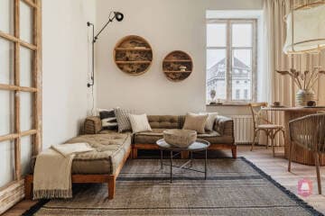 Przytulny salon w apartamencie Orient Desert na sprzedaż w Łodzi Salon z białymi ścianami i kanapą narożnikową w mieszkaniu Orient Desert