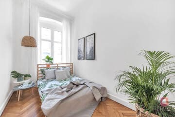 Sypialnia pełna światła mieszkania w stylu Urban Jungle w Łodzi