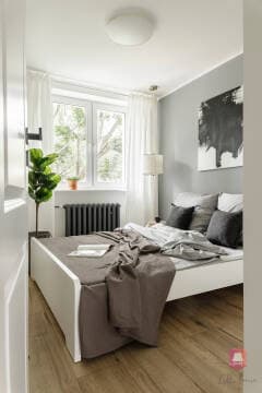 Sypialnia pełna naturalnego światła w mieszkaniu Urban Zen w Łodzi