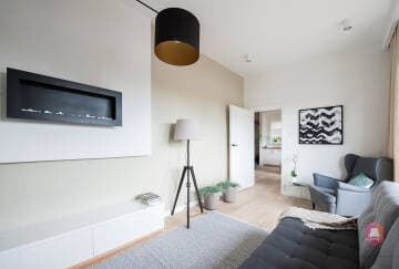 Salon z biokominkiem w mieszkaniu w stylu Toskańskim w Łodzi