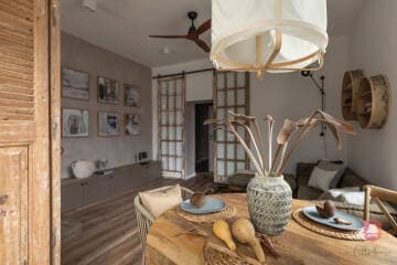 Okrągły stół jadalniany w apartamencie Orient Desert na sprzedaż w Łodzi Jadalniaz dodatkami w apartamencie Orient Desert w Łodzi