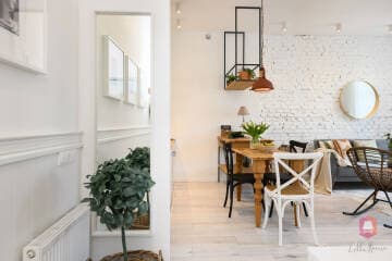 Widok na wnętrze mieszkania w kamienicy przy parku z holu z lustrem