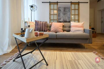 Sofa ze stolikiem kawowym i dywanem w salonie mieszkania w stylu CountryHouse w Łodzi